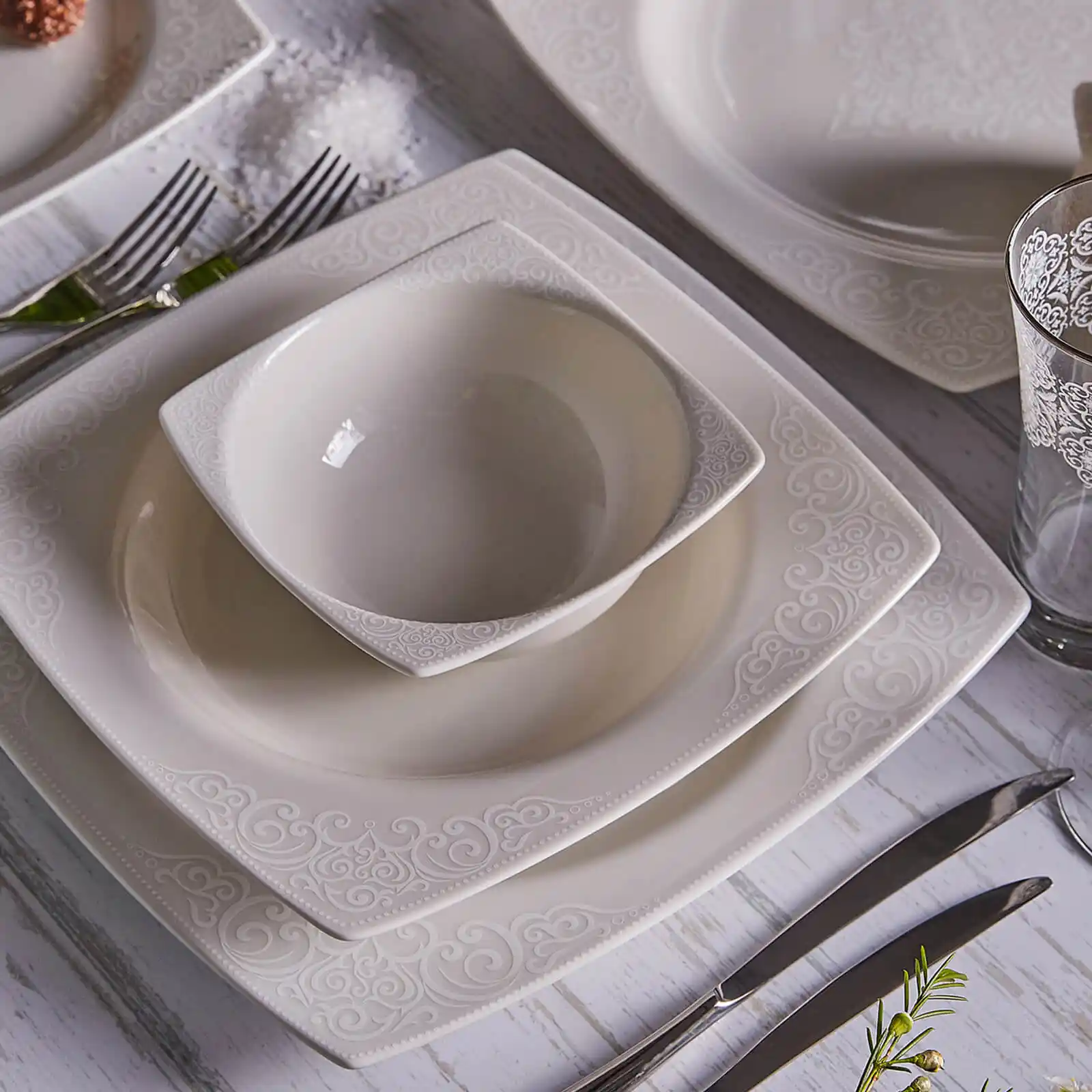 Karaca Elisa Yemek Takımı ile Modern ve Şık Sofra Dekorasyonu Nasıl Yapılır