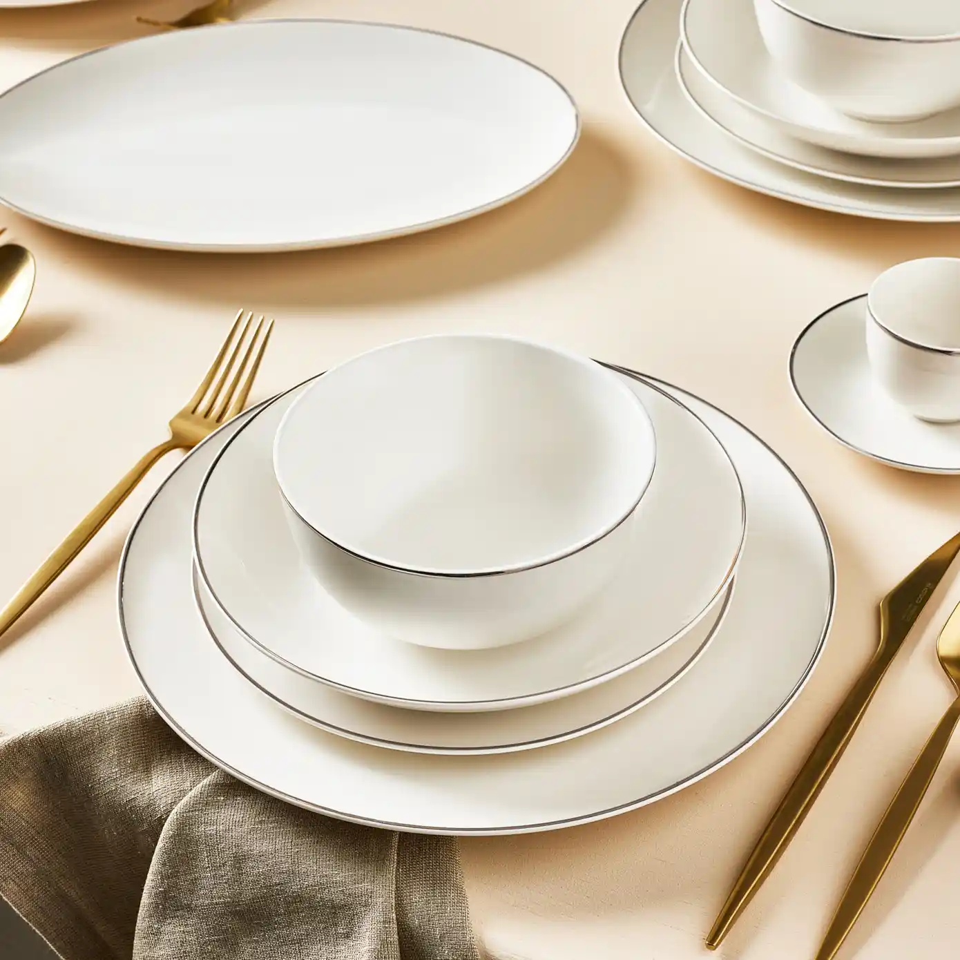 Karaca Epsilon Yemek Takımıyla Sofralarınızı Şık ve Dayanıklı Hale Getirin