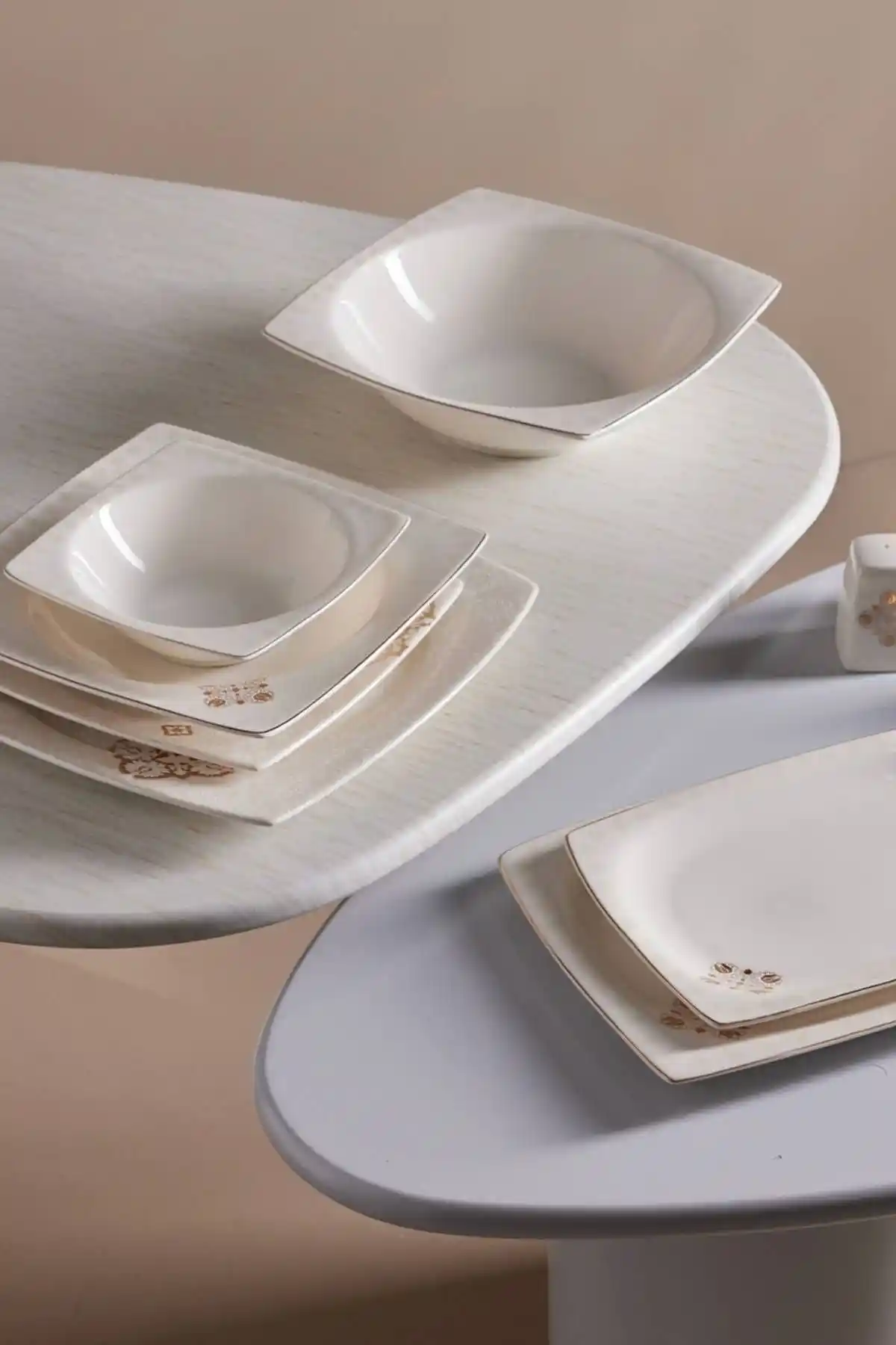 Karaca Goldies 57 Parça 12 Kişilik Kare Porselen Yemek Takımı ile Sofralarınıza Zarafet Katın