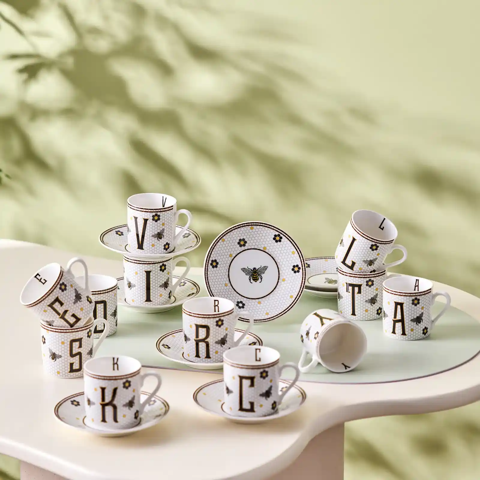 Karaca Harfli Fincanlar ile Dekorasyonunuzu Kişiselleştirin ve Estetik Bir Atmosfer Yaratın