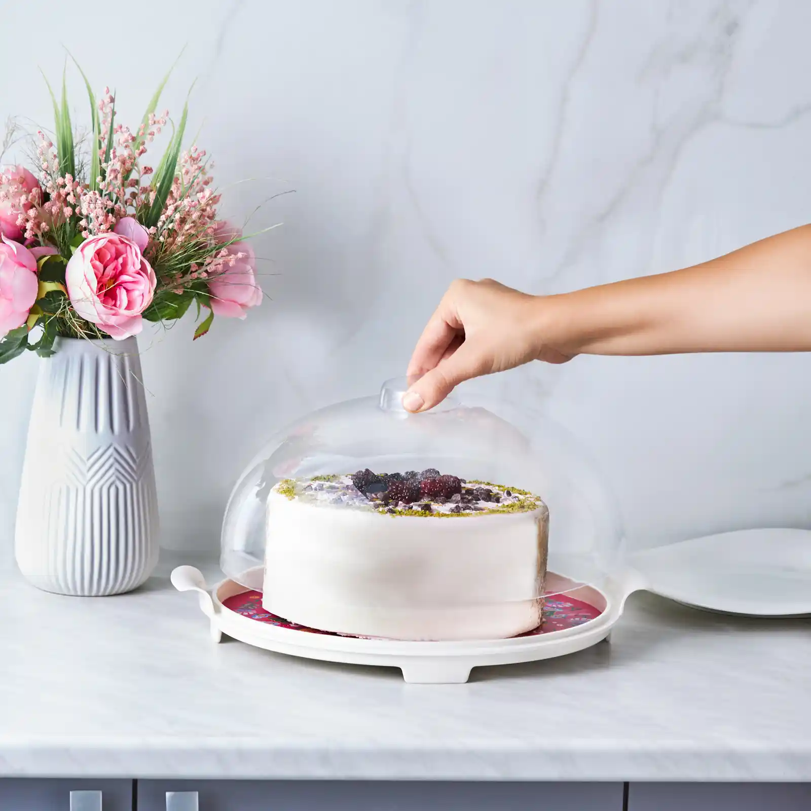 Karaca Kek Fanusu ile Mutfakta Şıklık ve Fonksiyonellik Sağlayan Dekoratif Detaylar