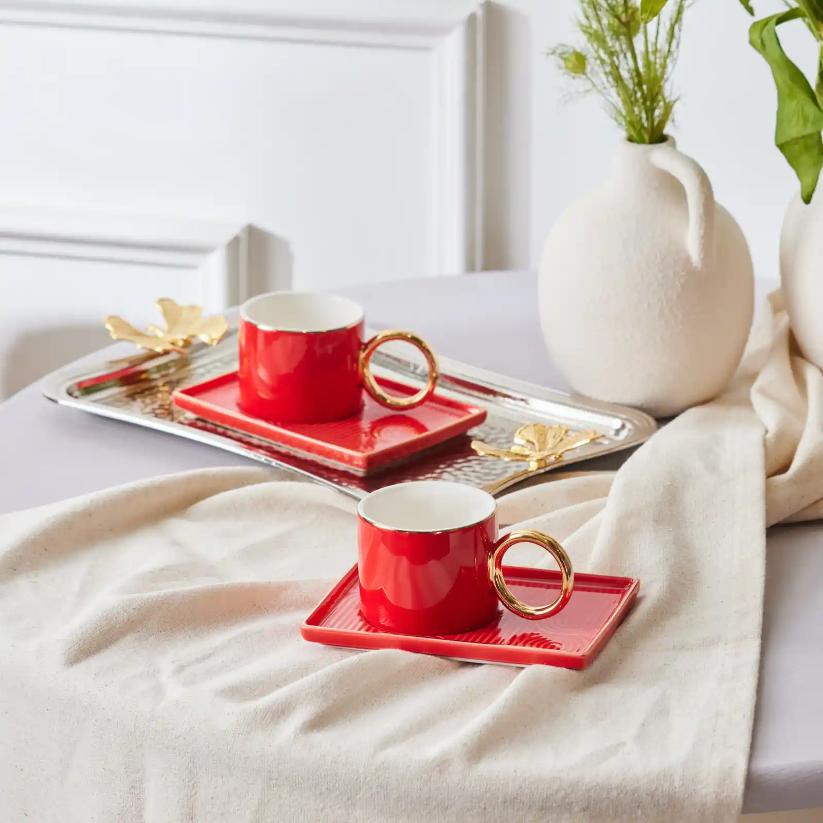 Karaca Kırmızı Fincan Takımı ile Dekorasyonunuza Şıklık Katın ve Enerji Verin