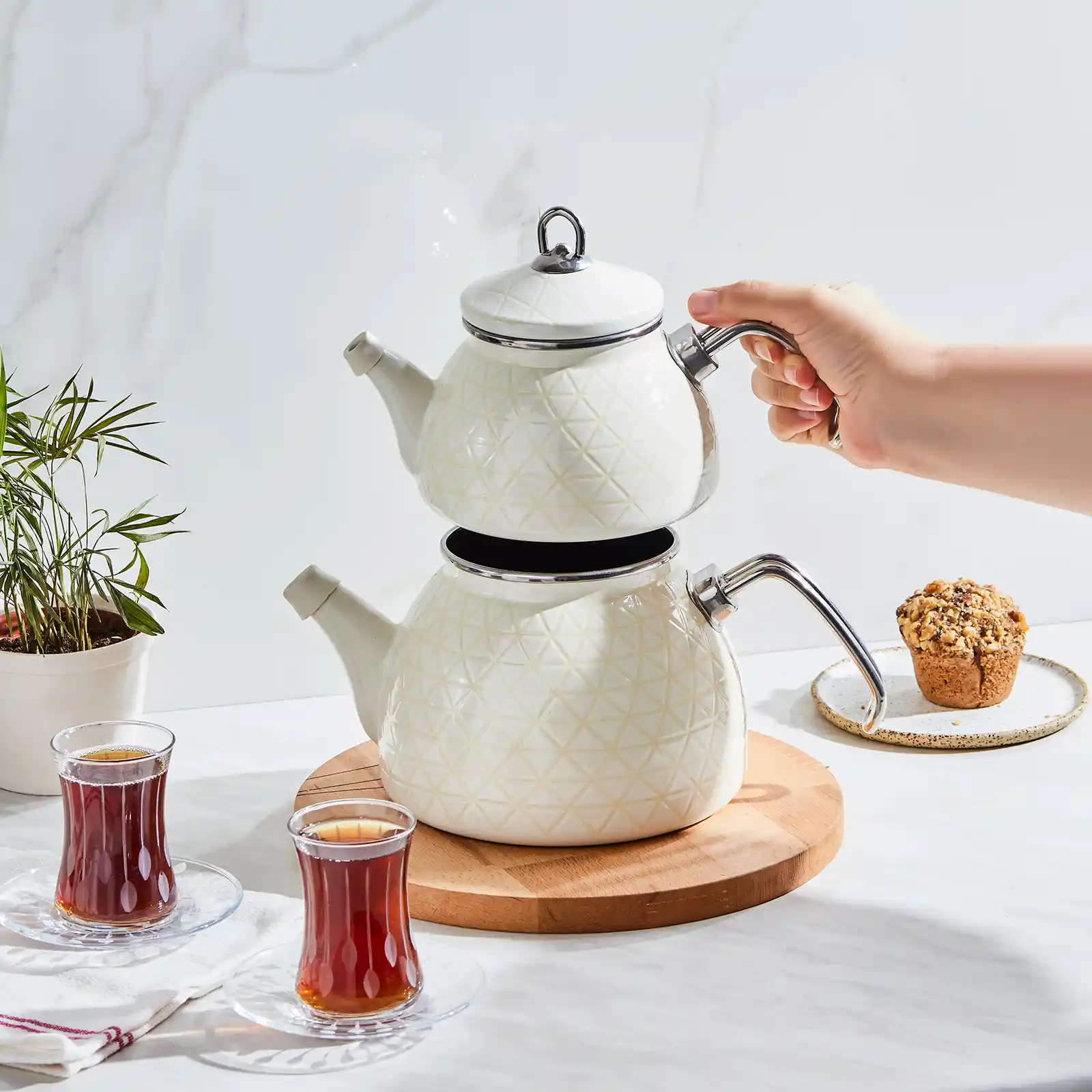 Karaca Kristal Emaye Çaydanlıklar: Estetik ve Dayanıklı Mutfak Dekorasyon Ürünleri