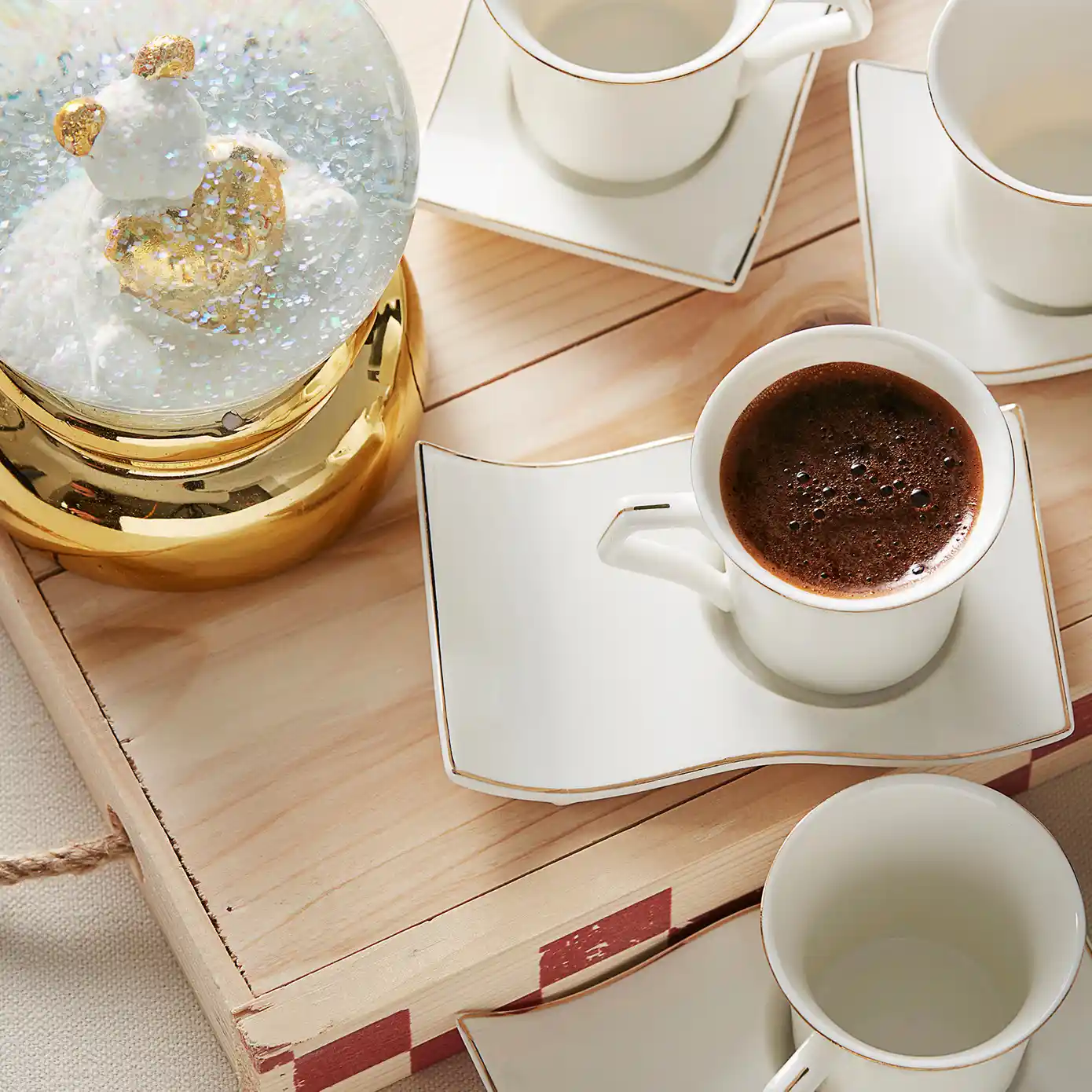 Karaca Laura Fincan Takımı ile Dekorasyonda Şıklık ve İşlevsellik Bir Arada