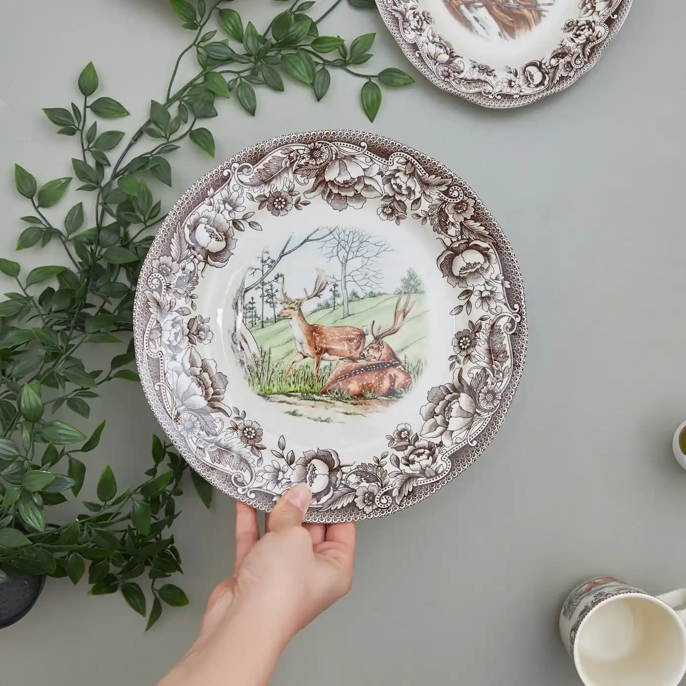 Karaca Legend Grove Servis Tabağı ile Dekorasyonda Zarafetin Yeni Adı