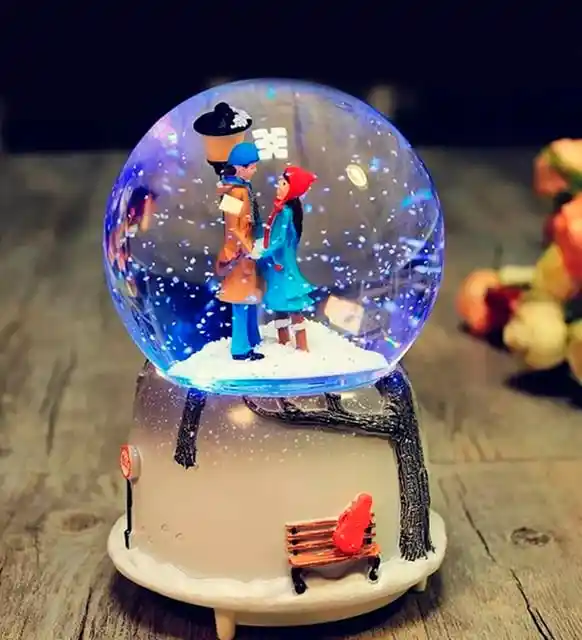 Modern Dekorasyonda Kar Küresi ve Çiçeklerle Şık ve Anlamlı Detaylar