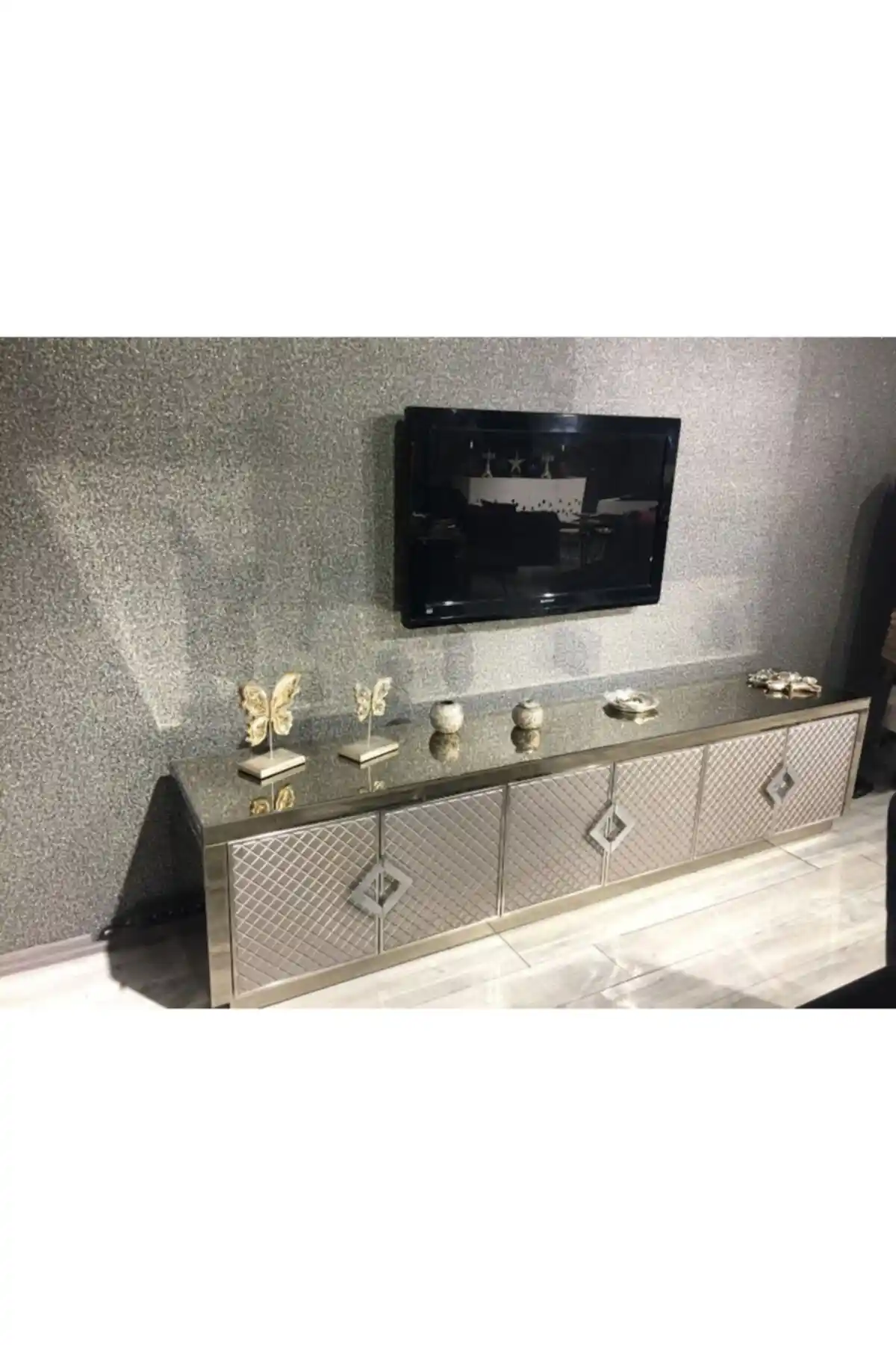 Modern Dekorasyonda Şıklık ve Fonksiyonellik Sunan Bronz Aynalı TV Ünitesi