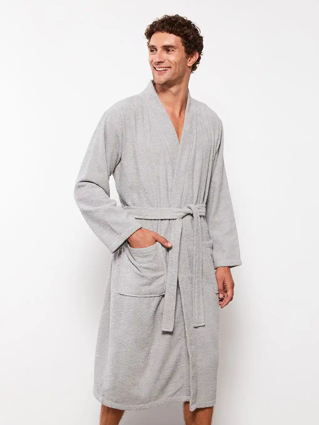 Modern Ev Dekorasyonu ve Büyük Beden Erkek Bornozları ile Konfor ve Şıklık