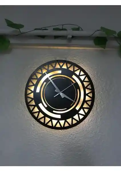 Modern Üçgen Detaylı LEDli Duvar Saati ile Dekorasyonunuza Şıklık Katın