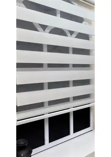 Modern ve Dayanıklı Zebra Stor Perde Çözümleri Ekru Renk Seçenekleri ve Montaj Kolaylığı