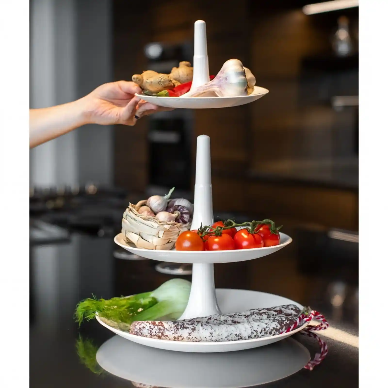 Modern ve Şık 3 Katlı Sunum Tabağı Seçenekleri ve Dekorasyonda Kullanım İpuçları