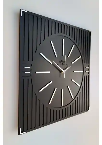 Modern ve Şık Çizgi Desenli Siyah Kare Duvar Saati - Dekoratif ve Dayanıklı Tasarım