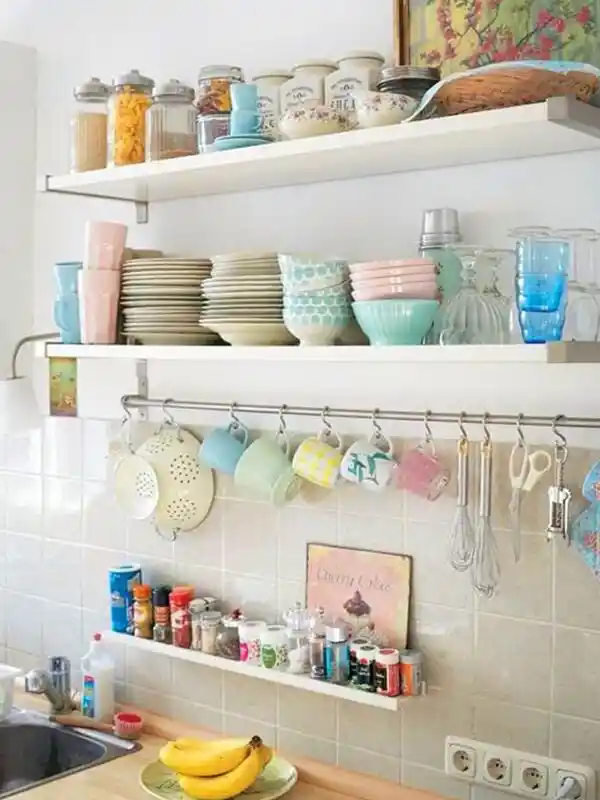 Mutfak Dekorasyonunda Dekoratif Rafların Estetik ve Fonksiyonel Kullanımı