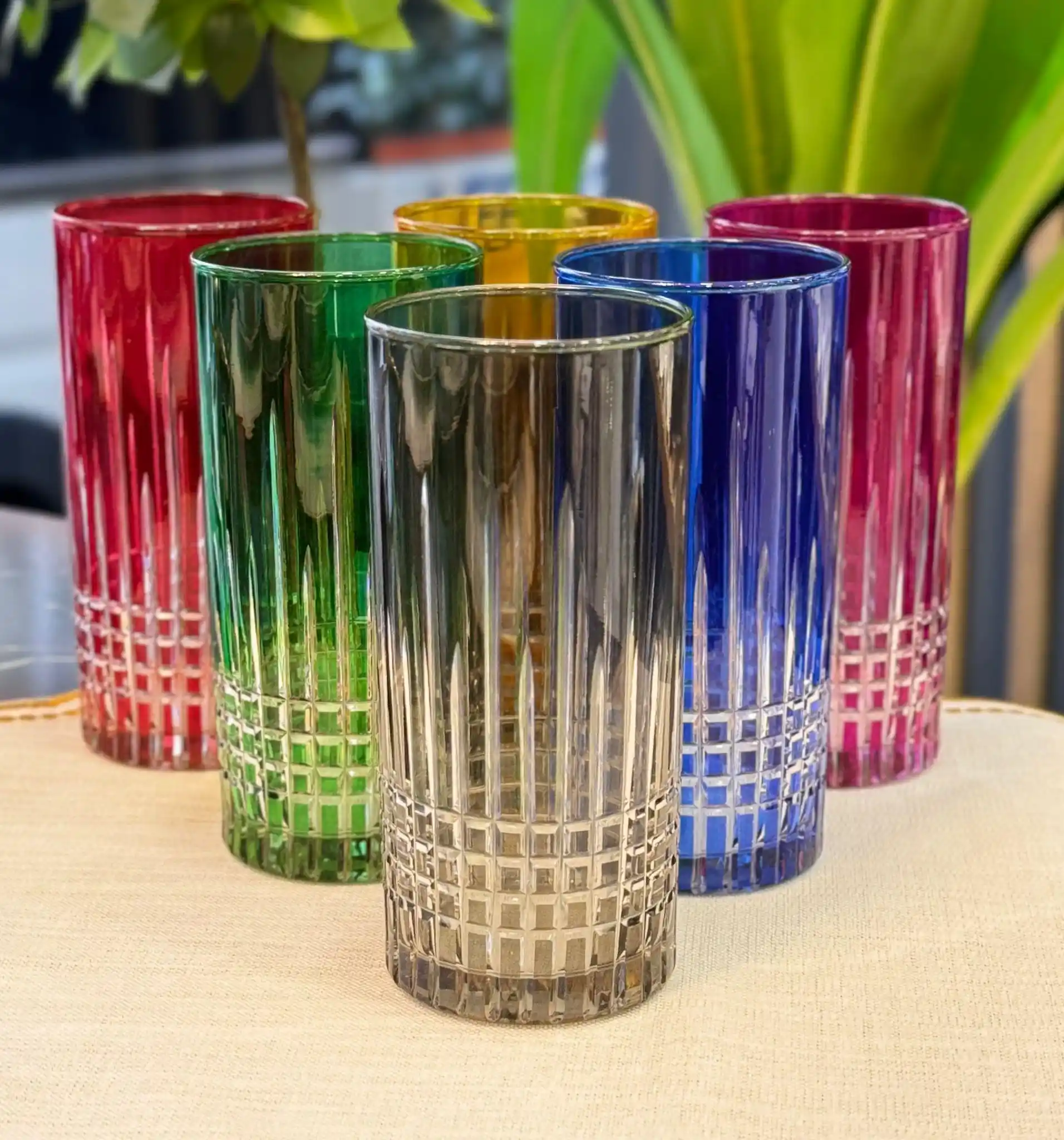 Renkli Bardaklarla Dekorasyonda Şıklık ve Canlılık Yaratmanın Yolları