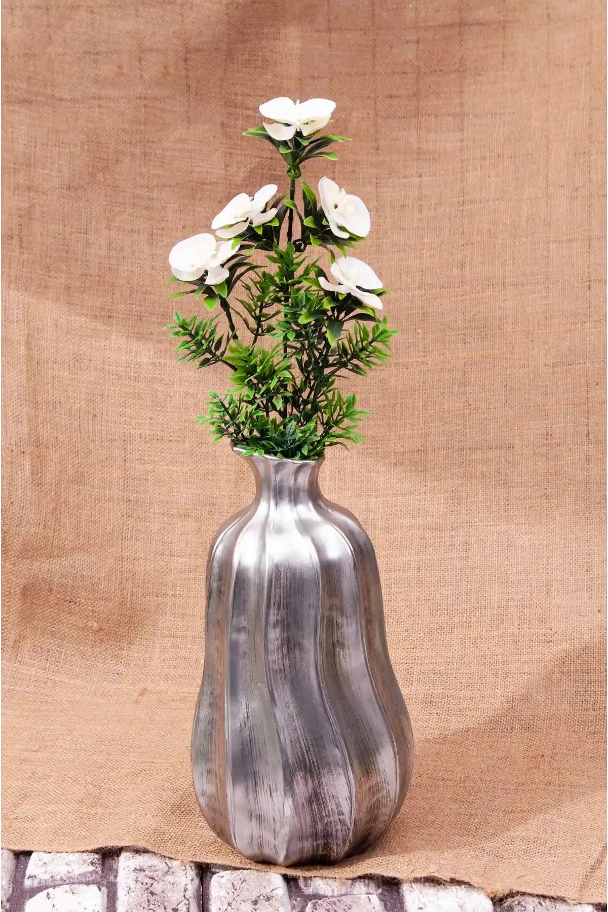 Salon Dekorasyonunda Büyük Vazoların Gücü: Şıklık ve İşlevselliği Bir Arada Yakalayın