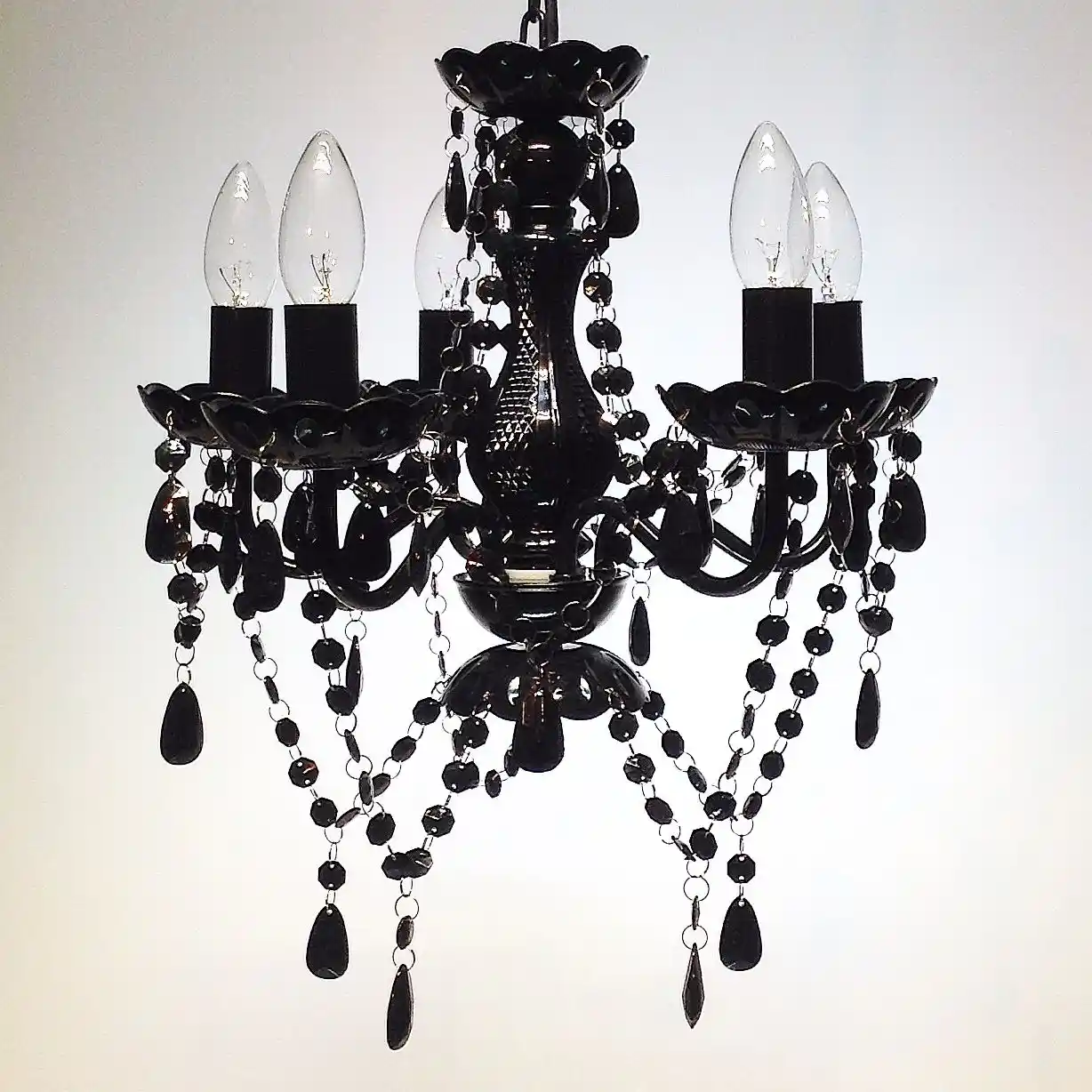 Siyah Avize Dekorasyonunda Modern ve Şık Tasarımlar İçin Rehber