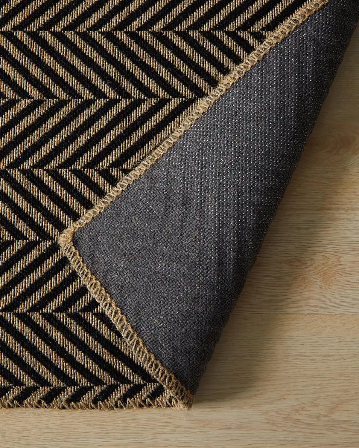 Siyah Jüt Halı ile Modern ve Doğal Dekorasyon Fikirleri ve Uygulama İpuçları