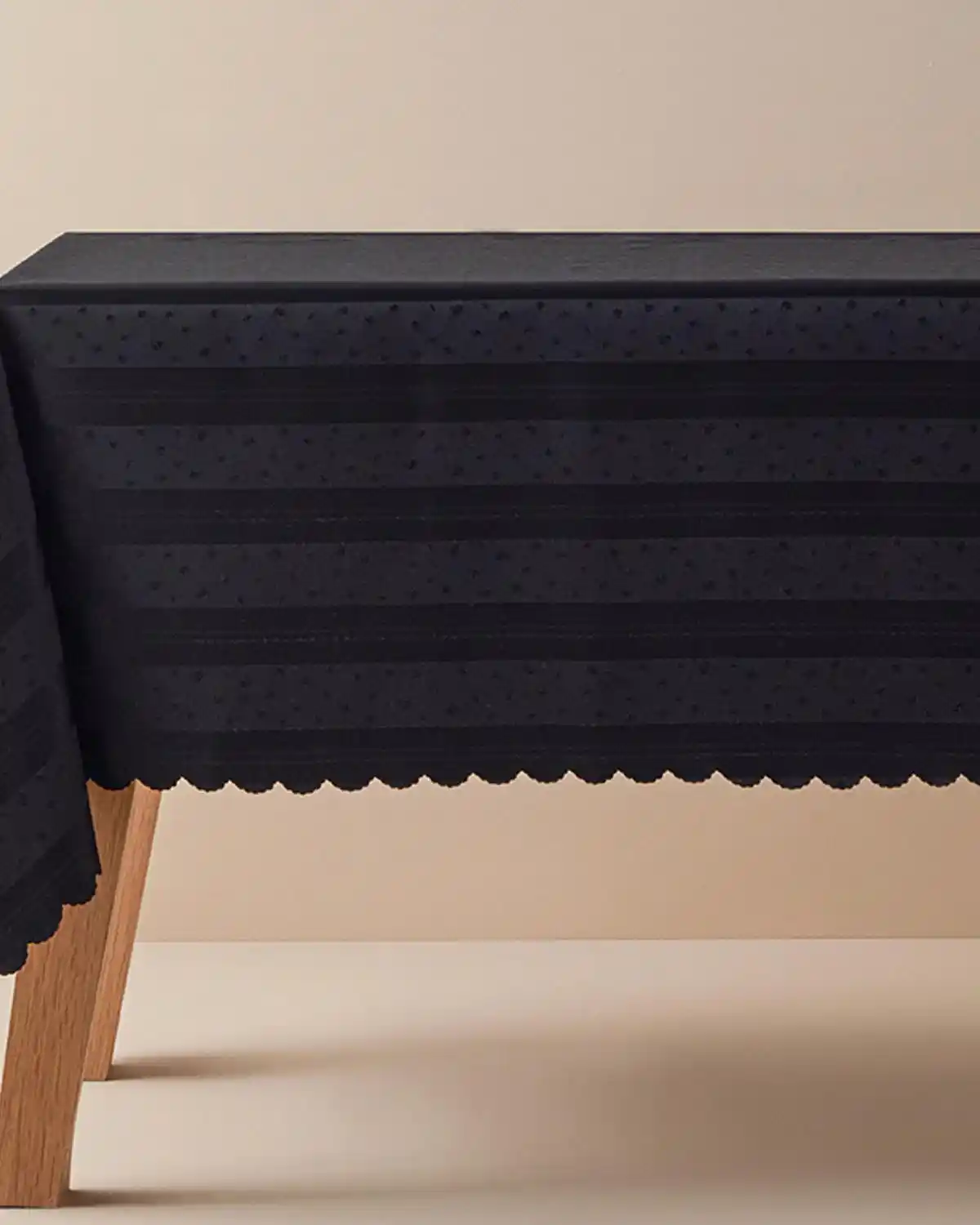 Siyah Masa Örtüsü Kullanım Rehberi: Dekorasyonda Zarafet ve Şıklık İpuçları