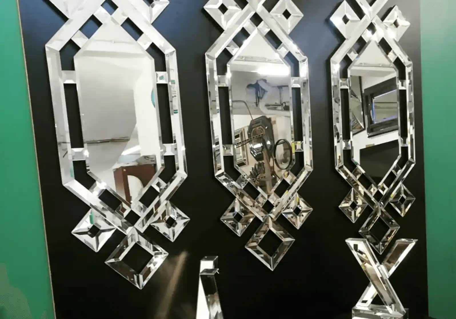 Üçlü Ayna Modelleri ile Modern ve Şık Dekorasyon Çözümleri