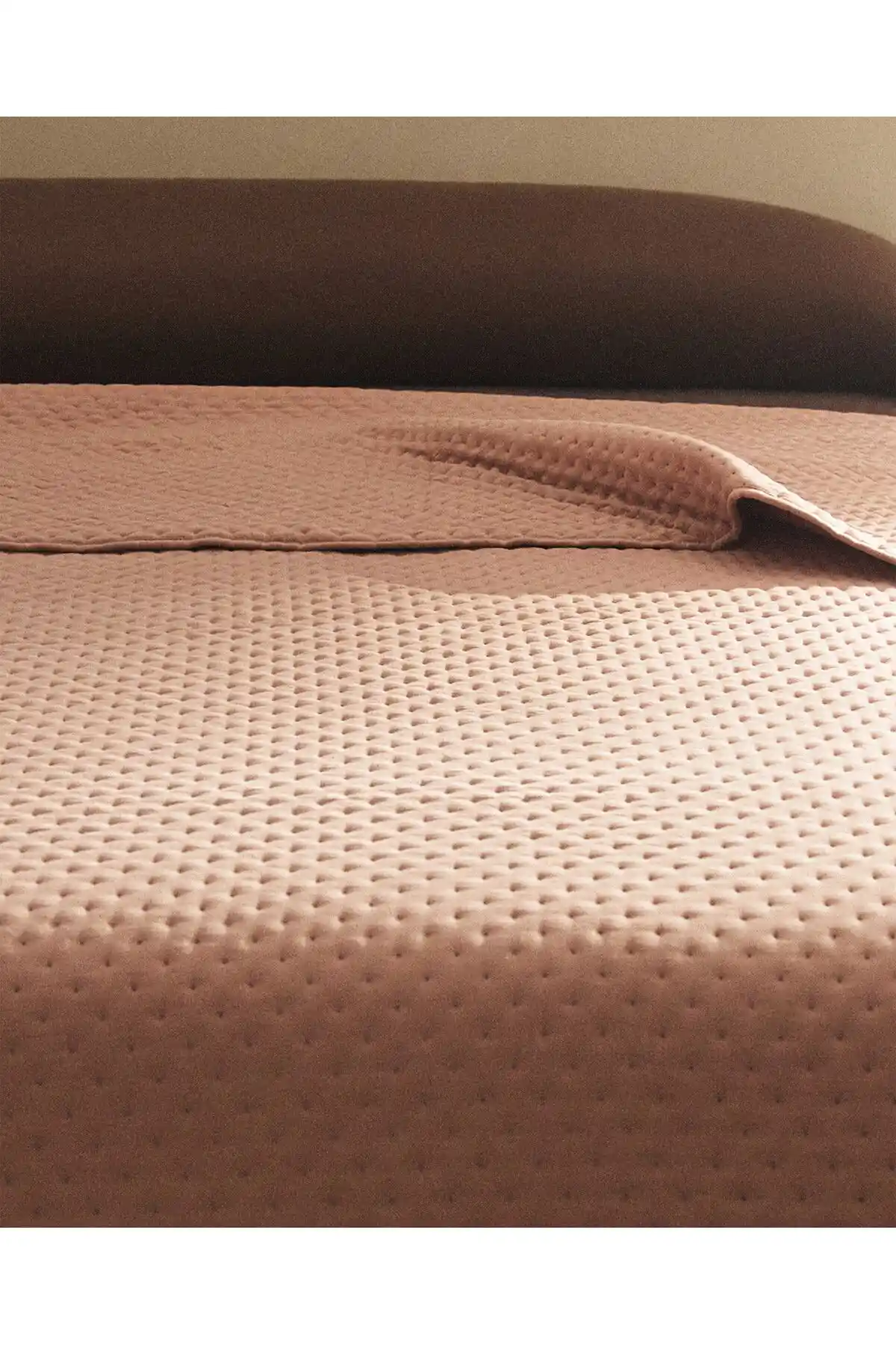 Yatak Örtüsü Dekorasyonunda 270×280 Ölçüsü: Estetik ve Konforun Buluştuğu Seçenekler