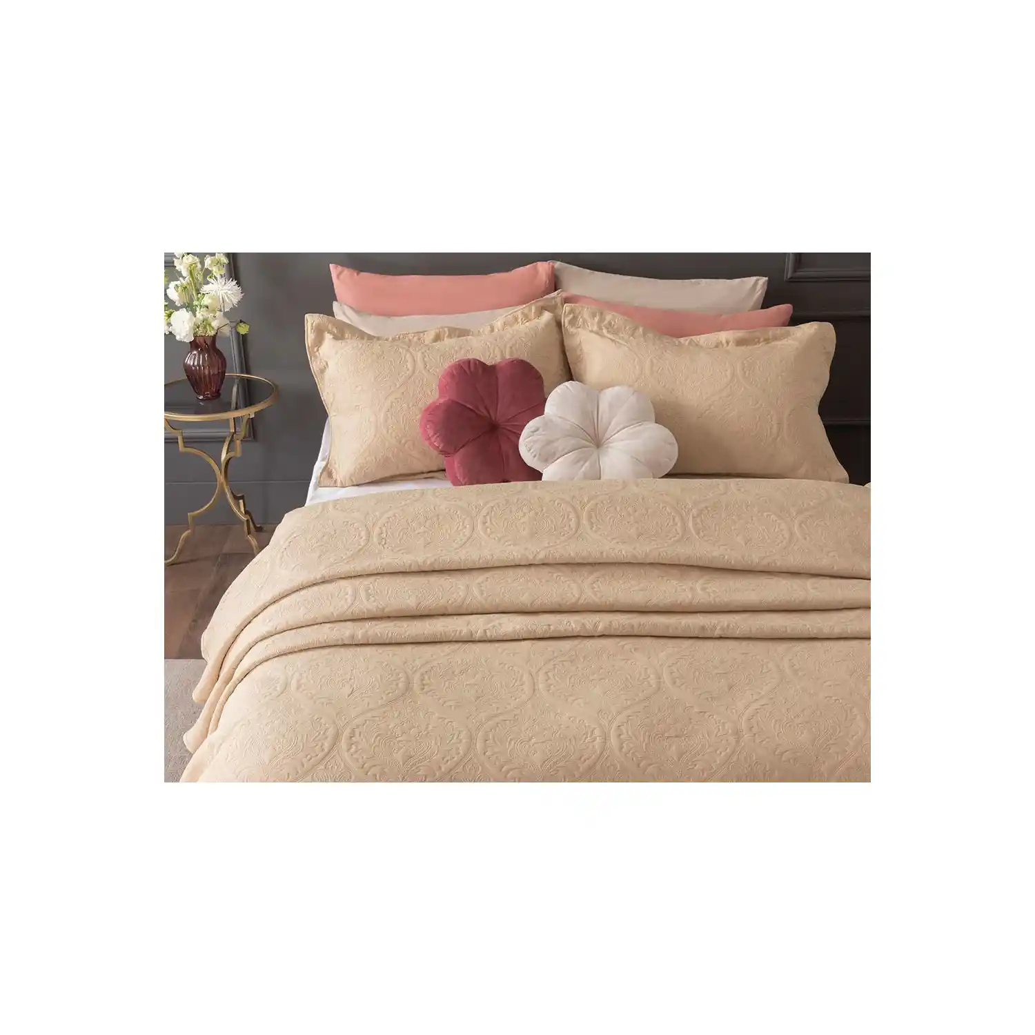 Yatak Örtüsü Seçiminde Dekorasyonun Rolü ve Trendler English Home ile Şık ve Konforlu Yatak Odası