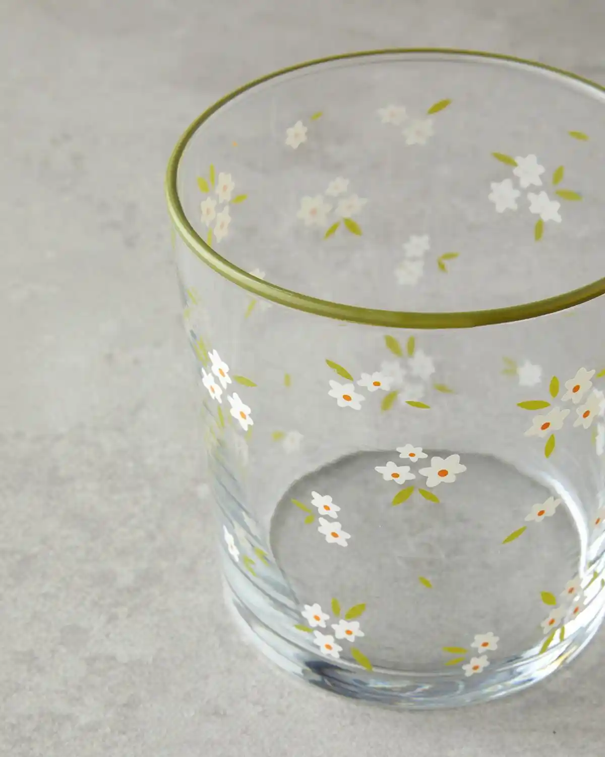 Yeşil Bardakların Dekorasyonda Kullanımı ve English Home Modelleri