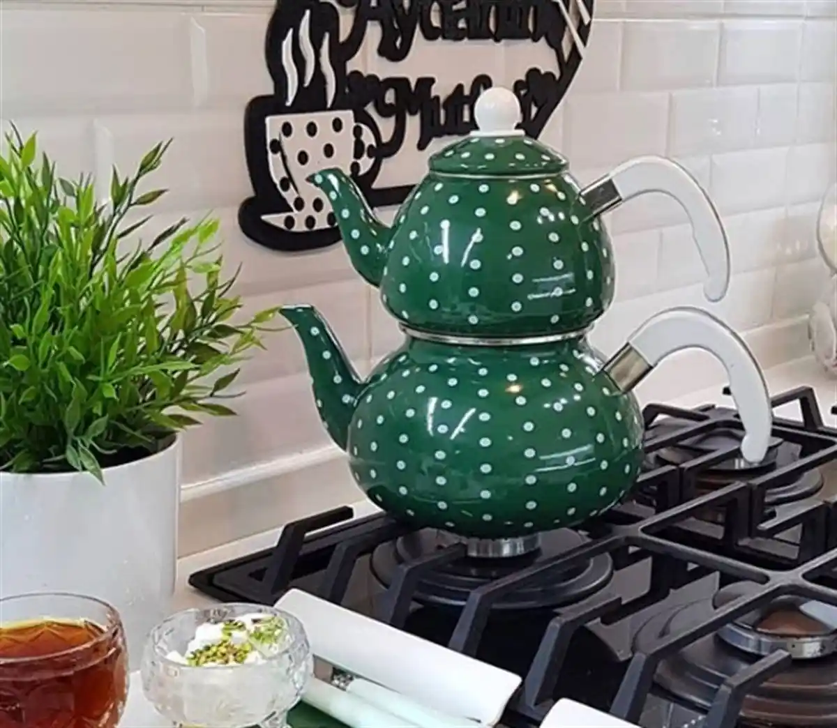 Yeşil Emaye Çaydanlıklar: Estetik ve Fonksiyonelliğin Buluştuğu Dekoratif Seçenekler