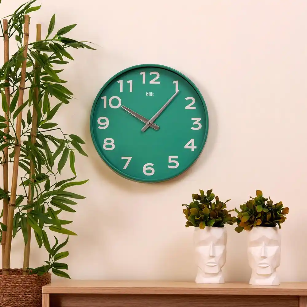 Yeşil Renkli Duvar Saatleri ile Modern ve Doğal Dekorasyon Fikirleri