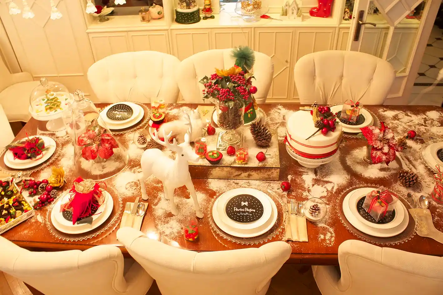 Yılbaşı Masası Dekorasyon Fikirleri: Şık ve Büyülü Atmosfer Yaratmanın Yolları