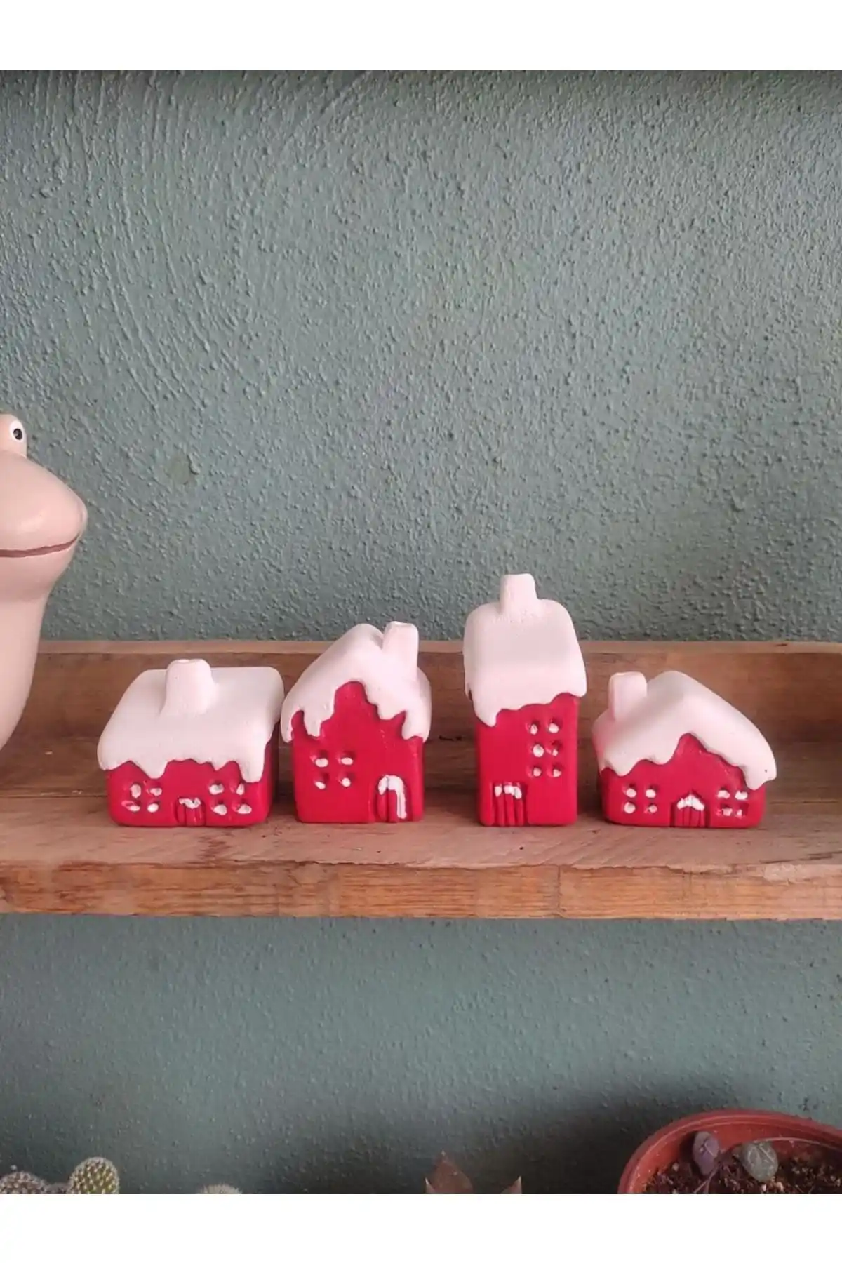 Beton Yılbaşı Biblo Seti: Kırmızı Karlı Evlerle 4 Parçadan Oluşan Dekoratif Koleksiyon