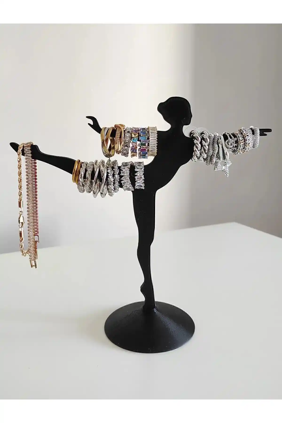 Nerva Design Üç Boyutlu Balerin Takı Standı: Şık, Düzenli ve Masada Zarif Sergileme Çözümü