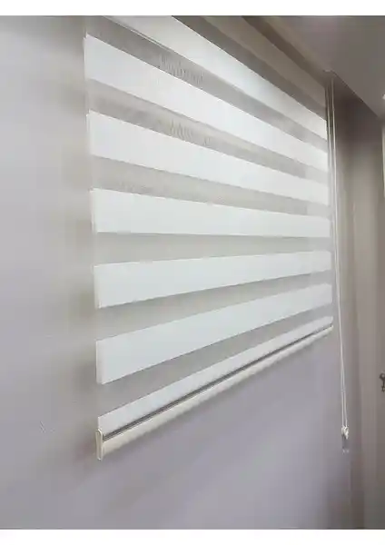 Zebra Perde Modelleri Karşılaştırması: Ekru ve Beyaz Seçeneklerin Özellikleri ve Kullanıcı Yorumları