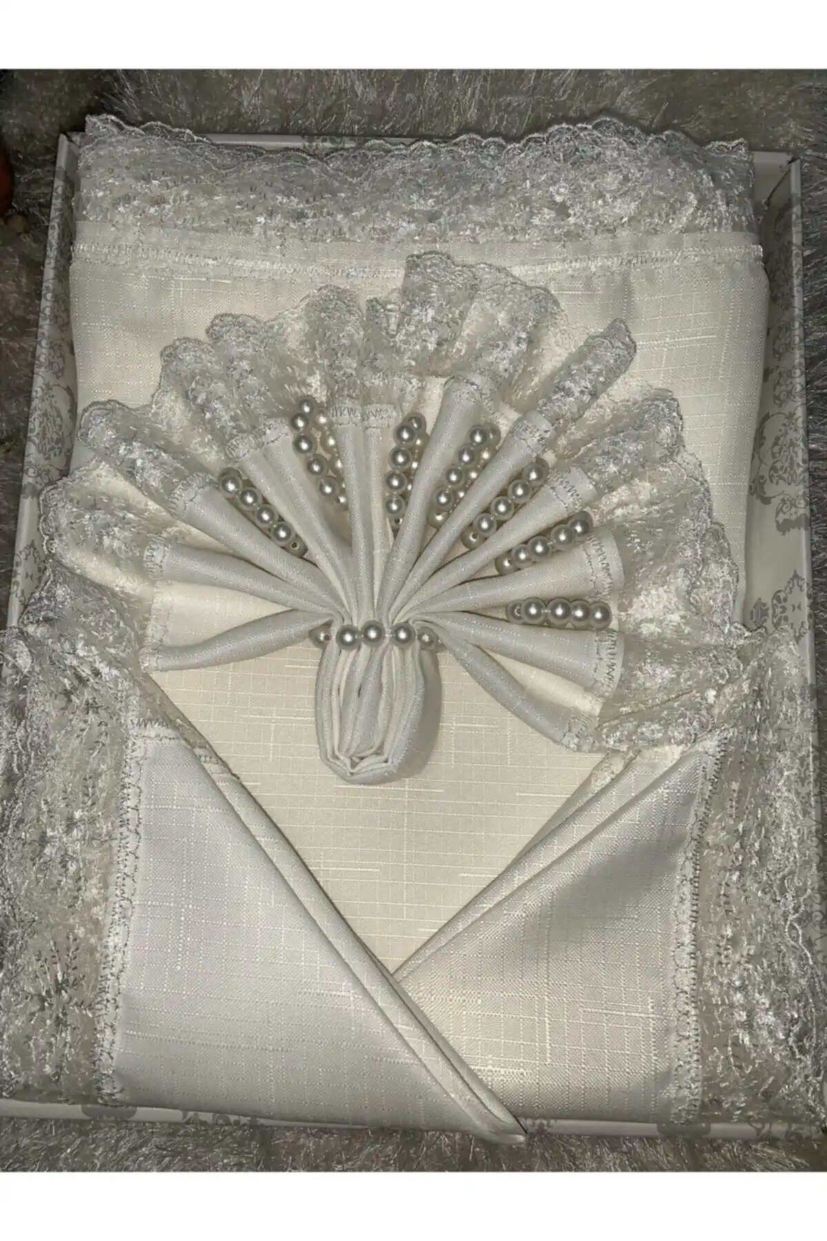 Cardea Şantuk Kumaş Masa Örtüsü Takımı: Şıklık ve Dayanıklılık Sunan 12 Kişilik Masa Örtüsü