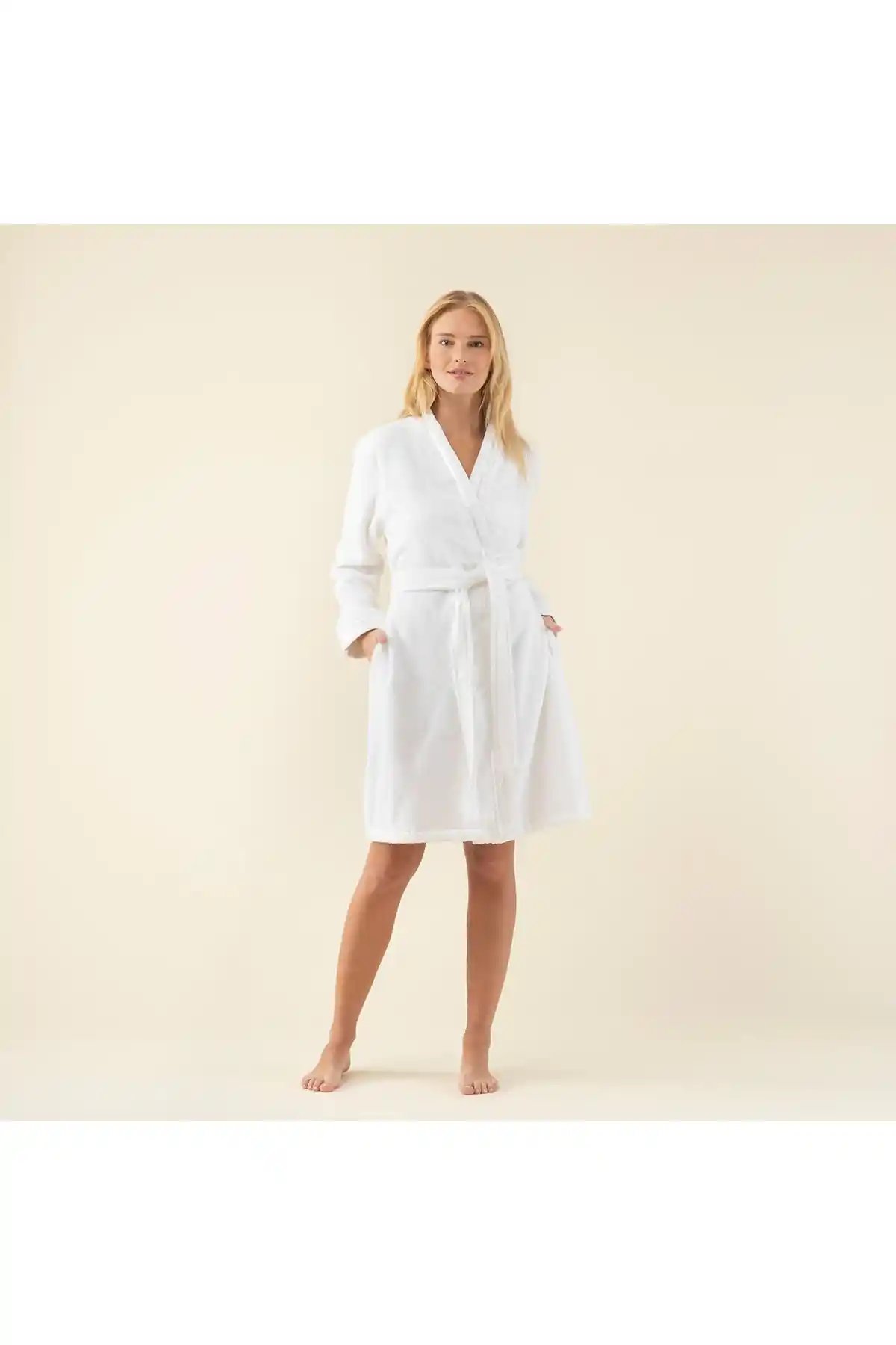 Chakra Chic Kadın Bornoz Beyaz: Şıklık ve Konfor Sunan Yüksek Kaliteli Pamuk Bornoz