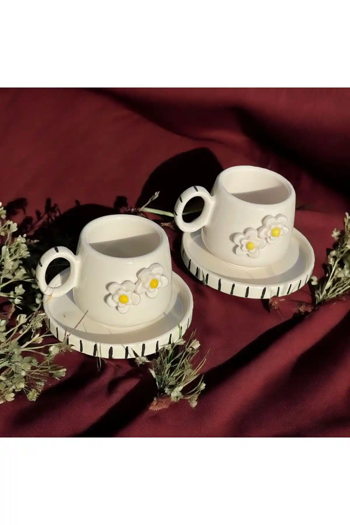 El Yapımı Seramik Papatya Desenli Kahve Fincanı Takımı: Zarif ve Doğal Tasarım