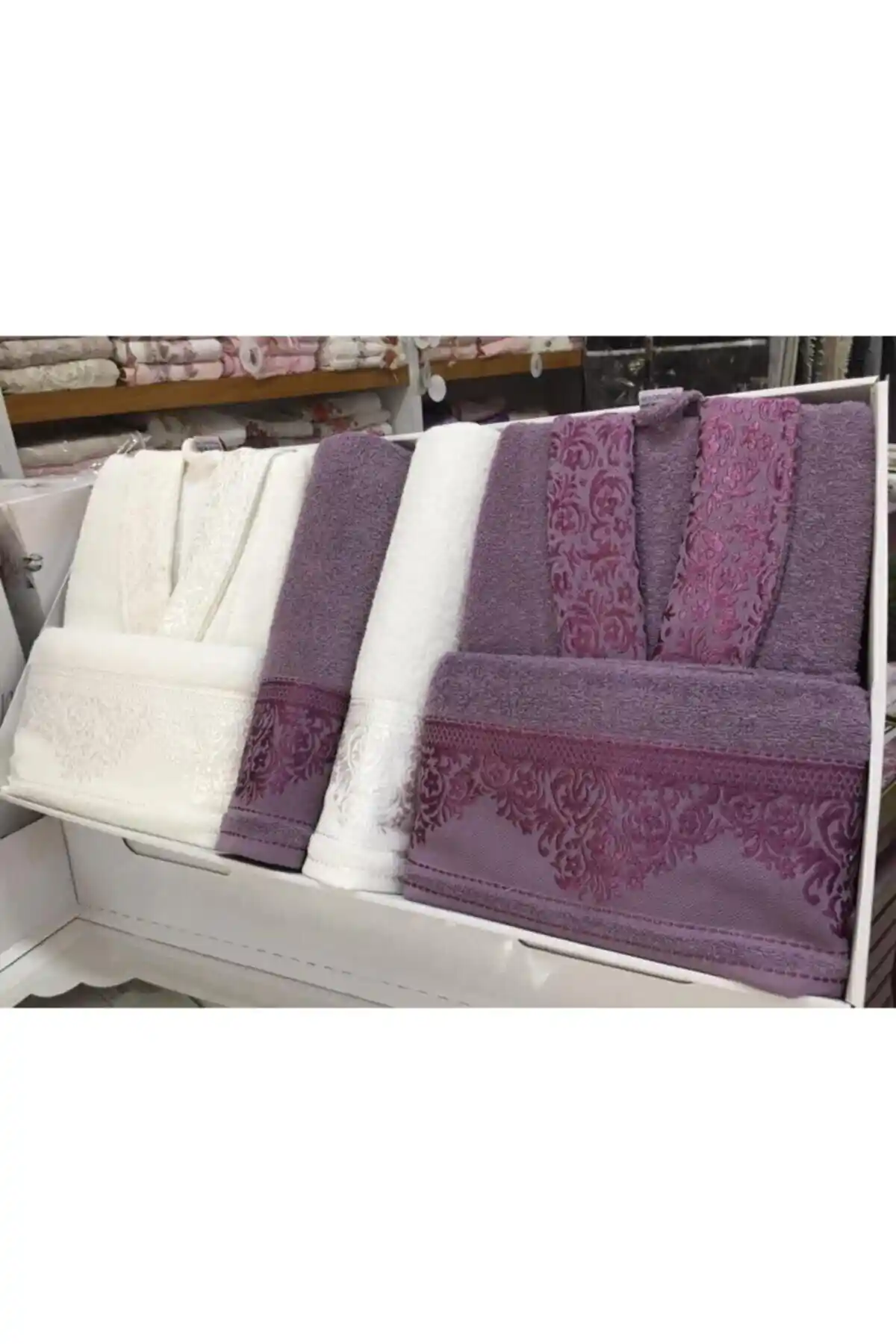 Fiesta Aile Bornoz Seti: Şıklık ve Konforu Bir Arada Sunan Pamuklu Set