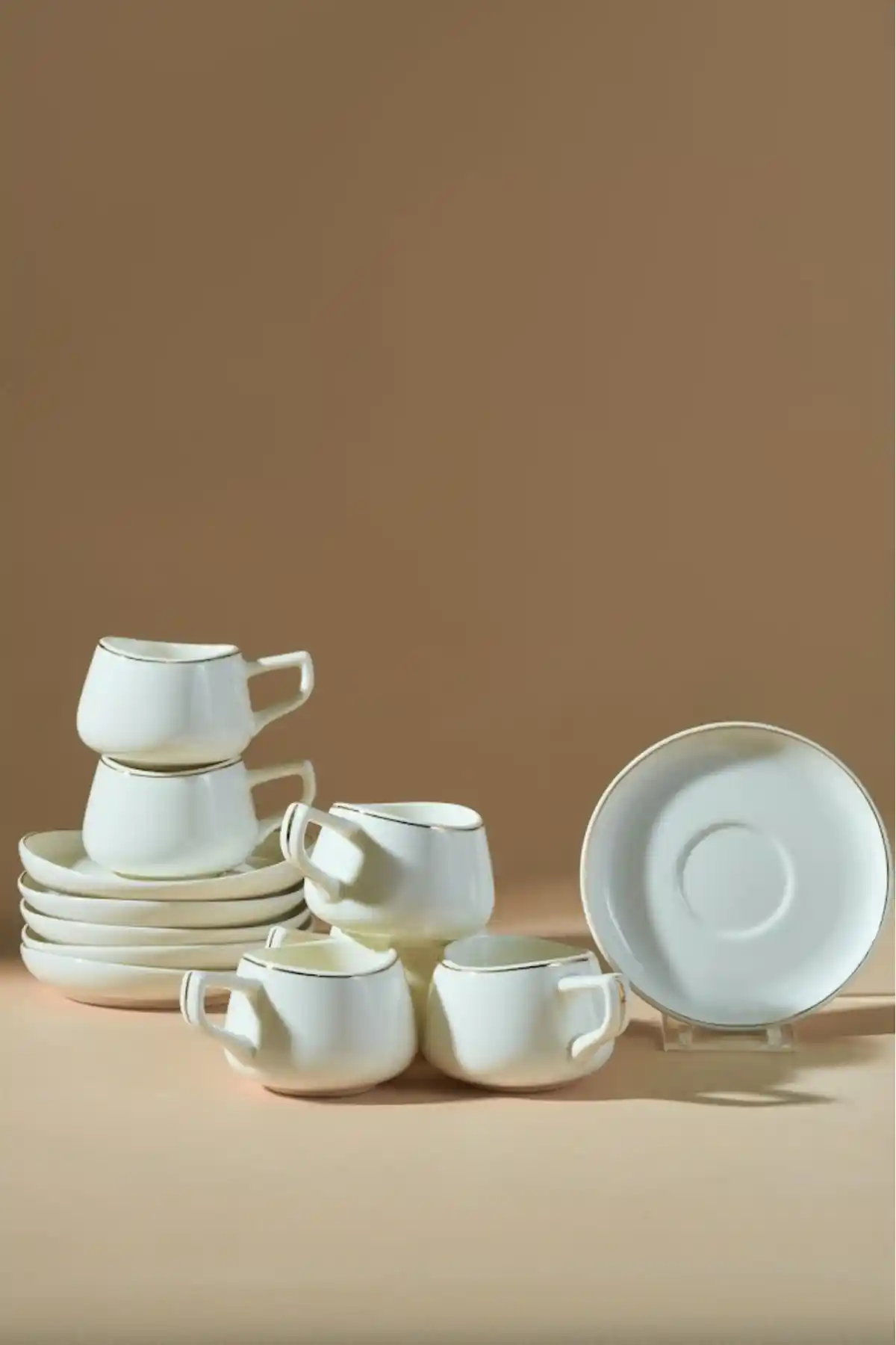 Karaca Hole 6 Kişilik Kahve Fincan Takımı Modern ve Şık Tasarımıyla Öne Çıkar