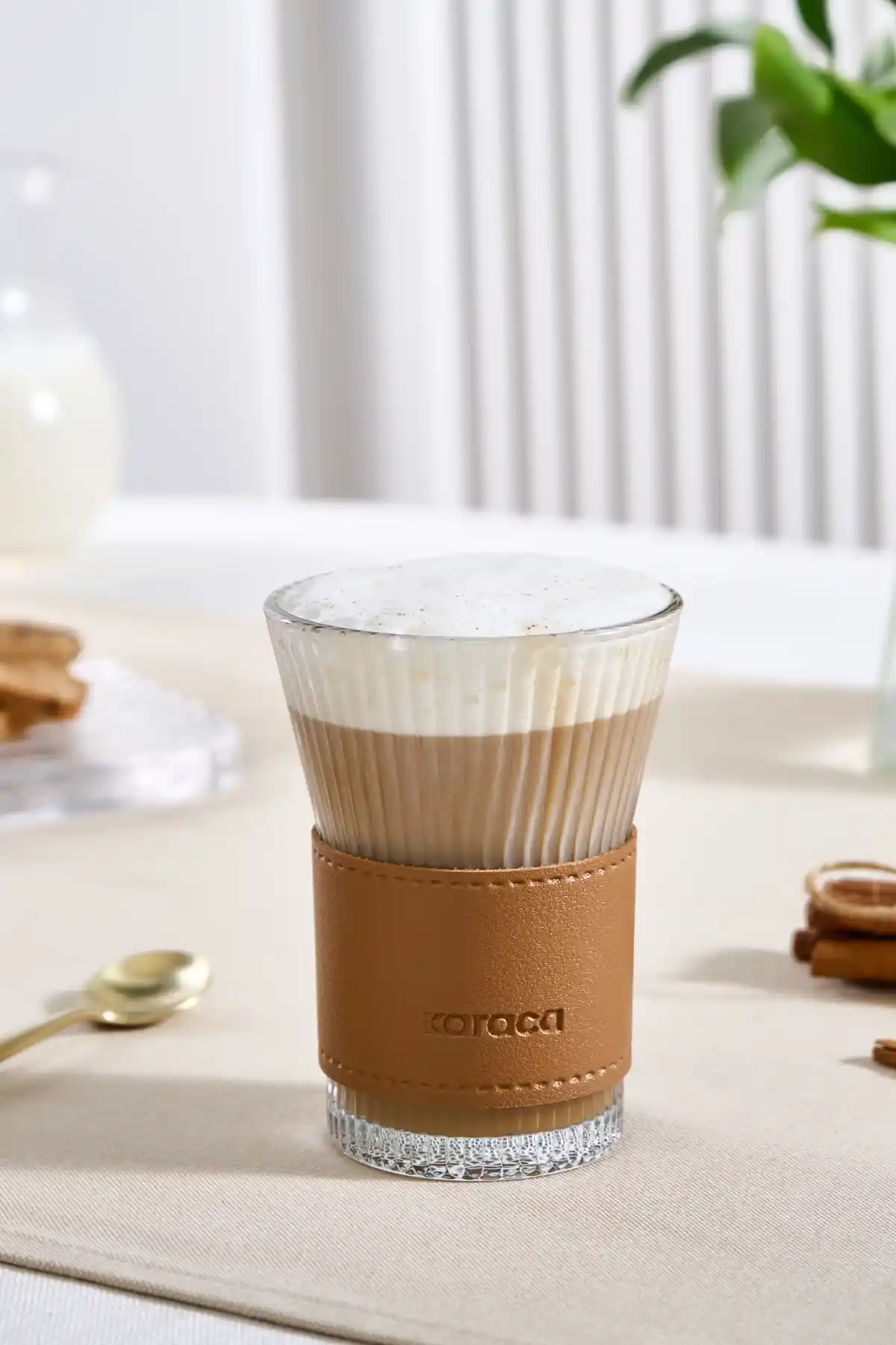 Karaca Leather Cool Touch Latte Bardağı: Şık ve Fonksiyonel Tasarım Özellikleri