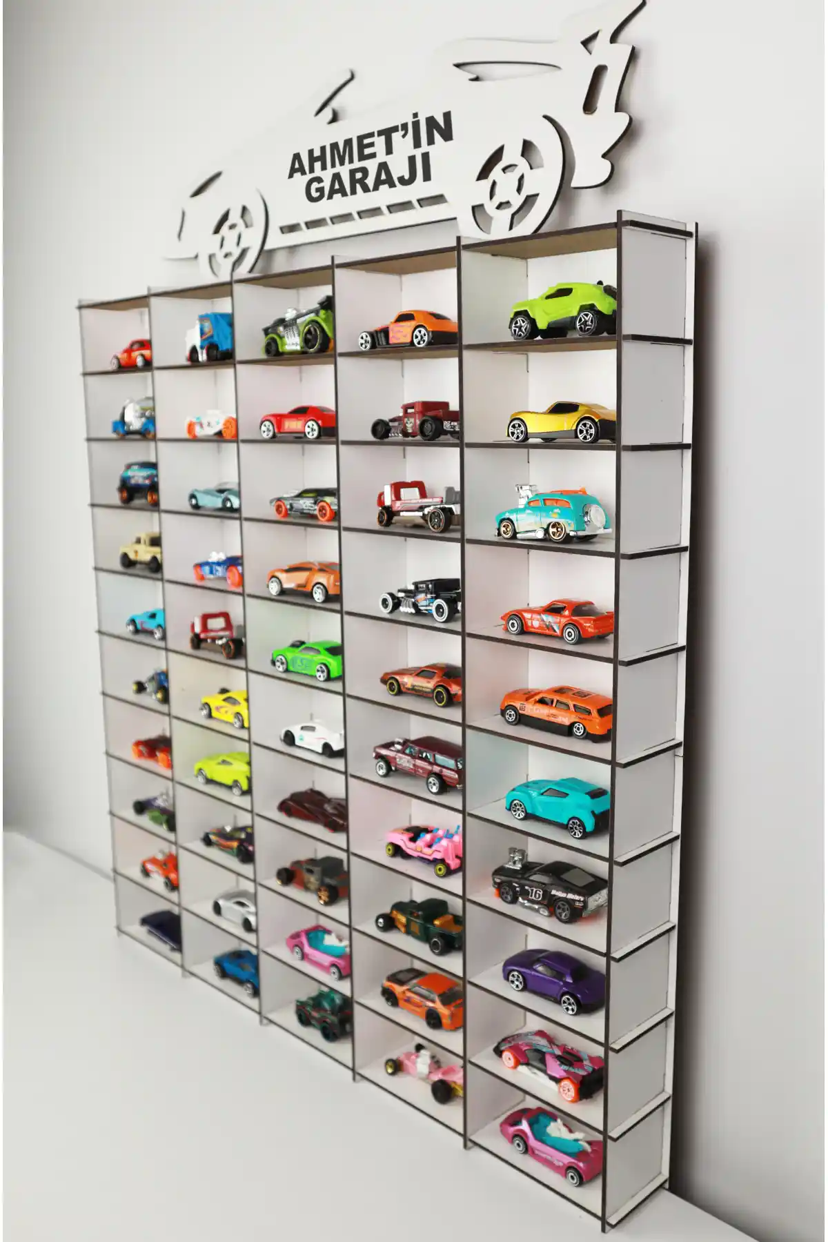 KutuTR 50 Araç Kapasiteli Ahşap Araç Rafı Estetik ve Kullanışlı Tasarım Özellikleri