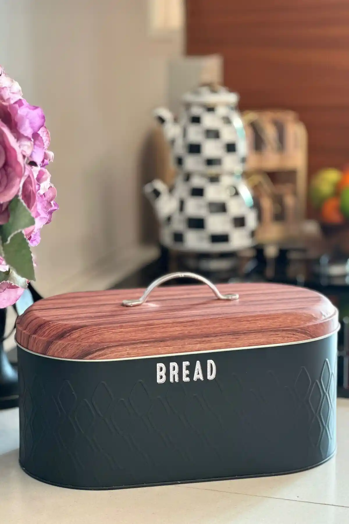 Makri Home Metal Ekmeklik: Şık ve İşlevsel Modern Mutfak Aksesuarı