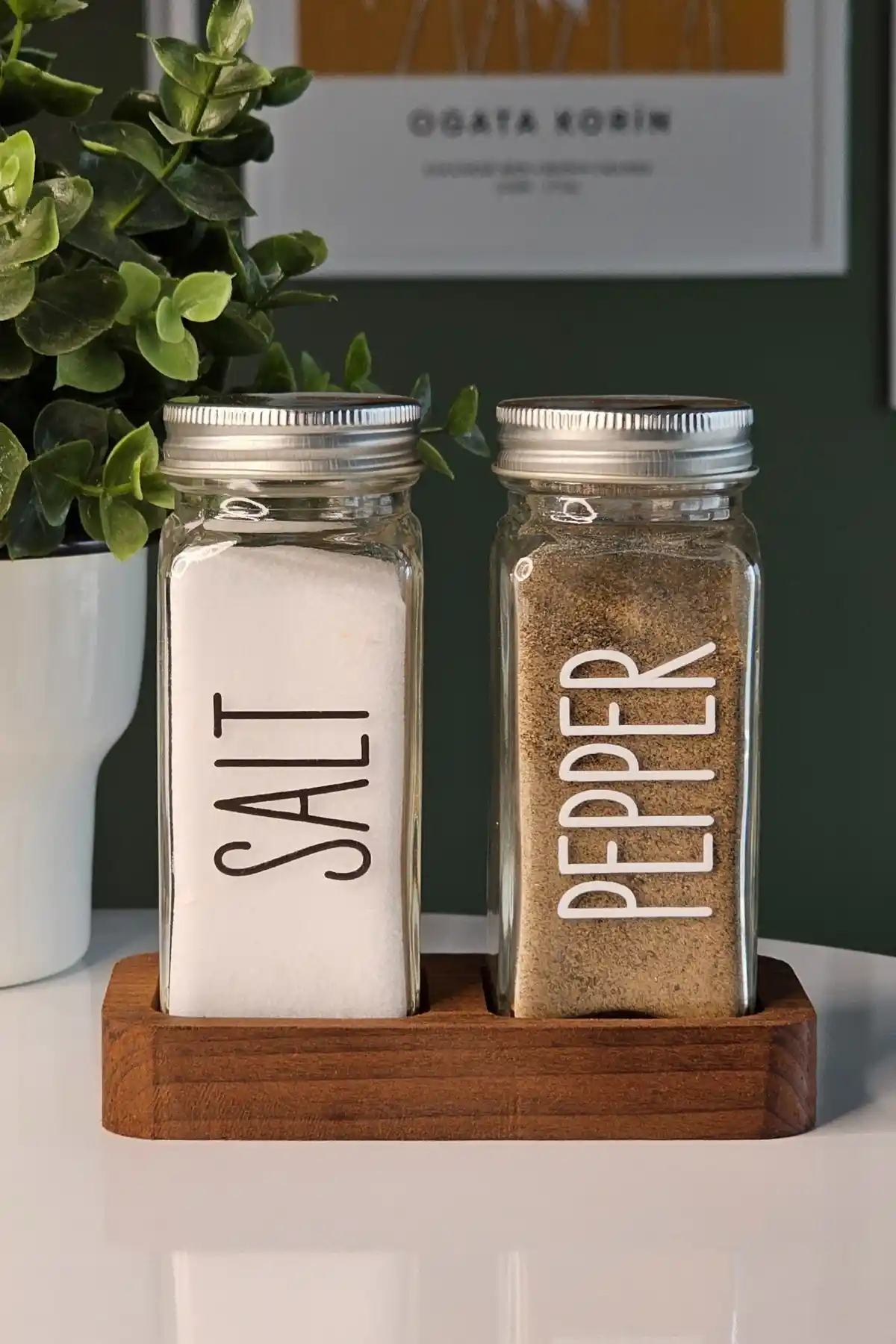 Mienda Home Ahşap Stantlı 2'li Cam Tuzluk Biberlik Seti Modern ve Şık Mutfak Dekorasyonu İçin