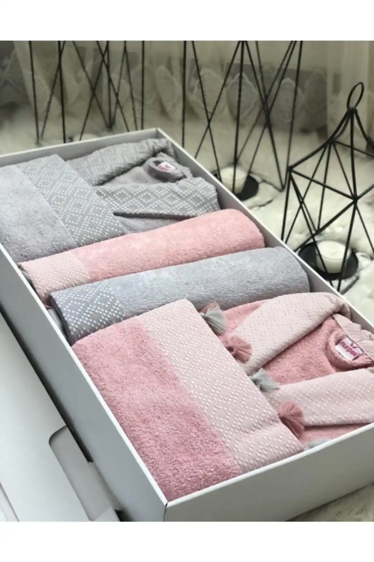 Nurpak Safir Püsküllü Aile Bornoz Seti: Modern Tasarım ve Yüksek Kaliteyle Konfor