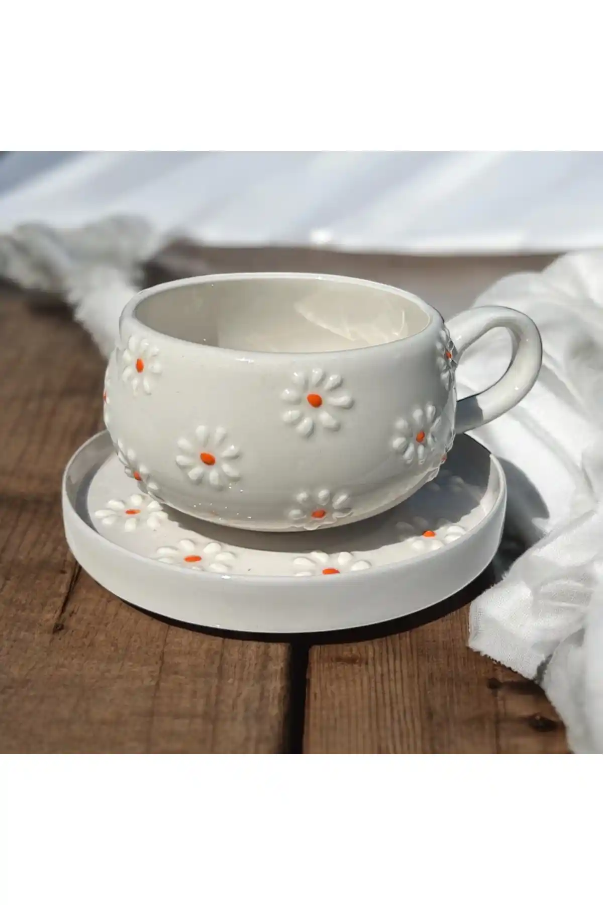 Seramiker Papatya Tabaklı Kupa Bardak: Estetik ve Fonksiyonellik Bir Arada