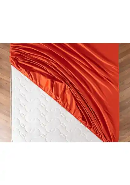 Yatak Odanız İçin Estetik ve Konforu Bir Arada Sunan Turuncu Saten Çarşaf