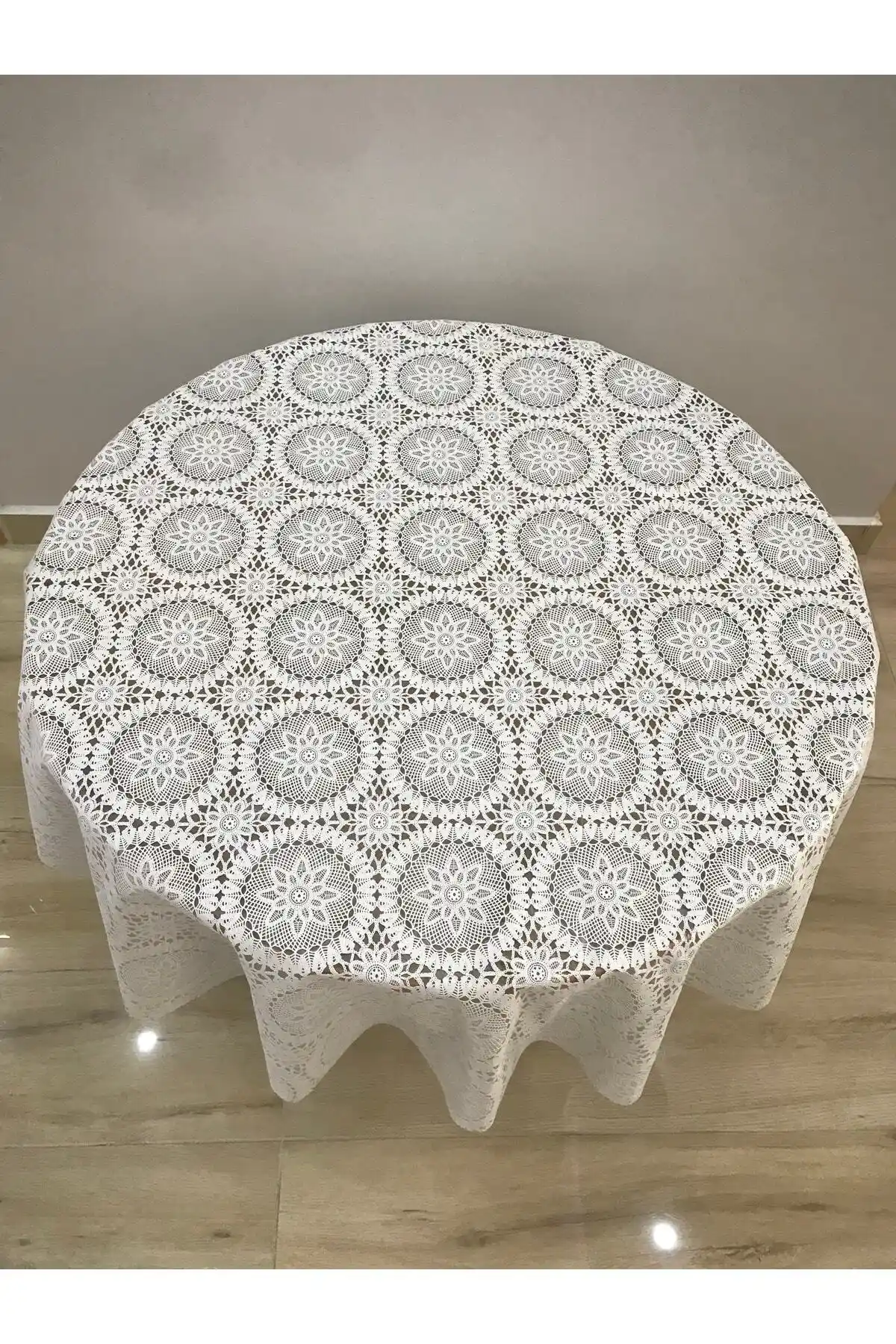 Yüksek Kaliteli Dantel Görünümlü Şeffaf Masa Örtüsü ile Şıklık ve Koruma