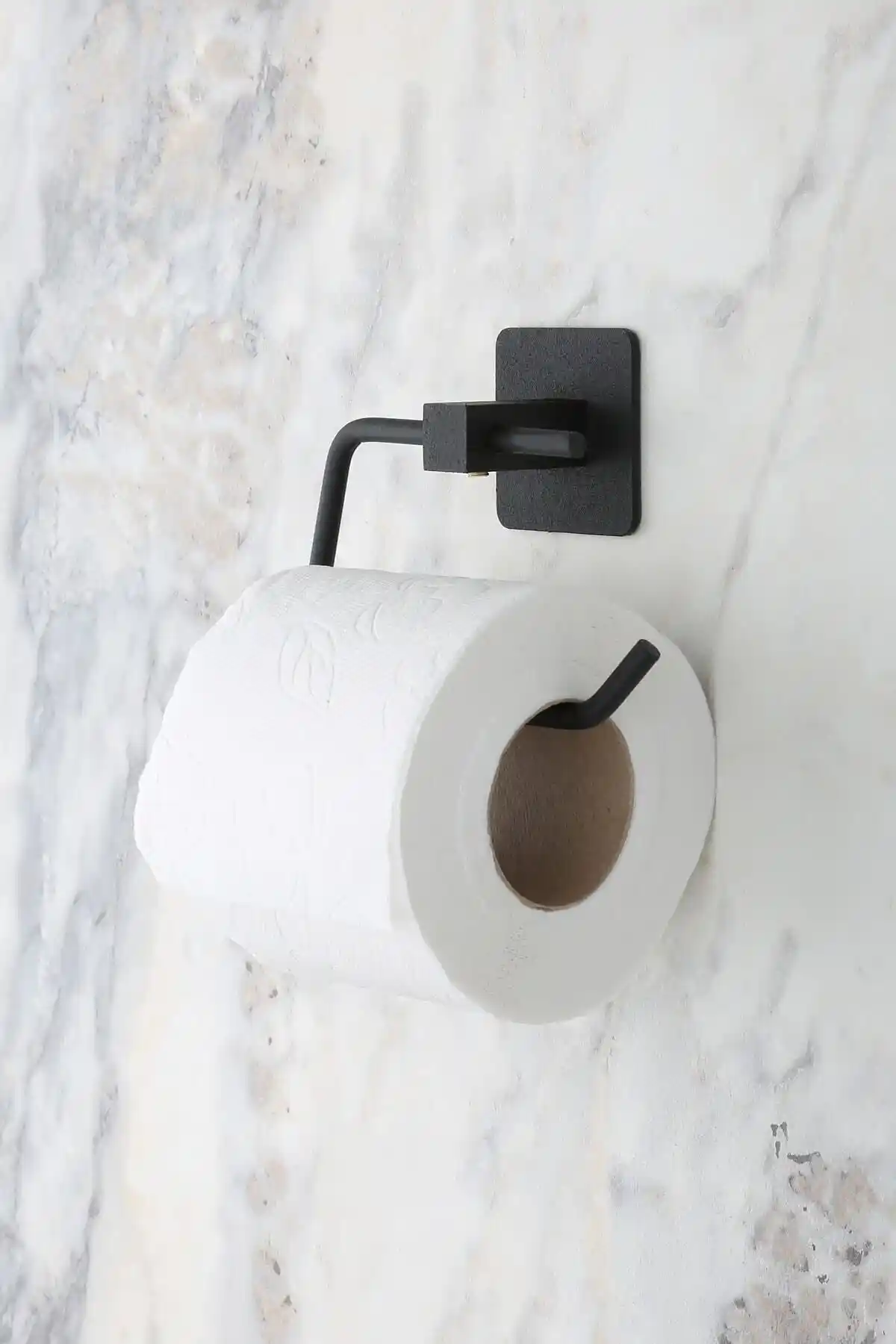 Banyo Aksesuarları Karşılaştırması: Yapışkanlı Tuvalet Kağıtlığı ve Havluluk