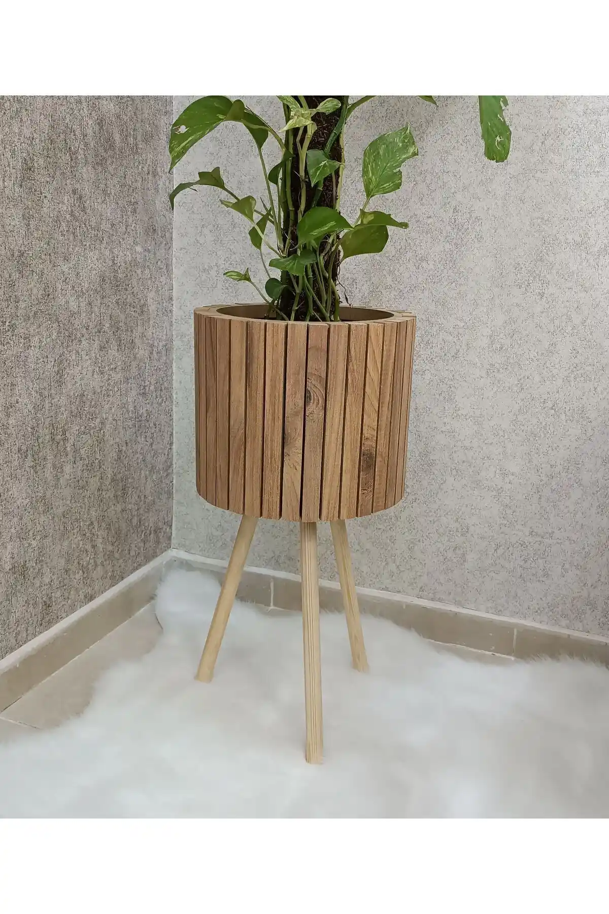 Black Pearl Ahşap Ayaklı Saksı Sepeti ve Hasır Tasarımıyla Dekorasyonunuza Şıklık Katın