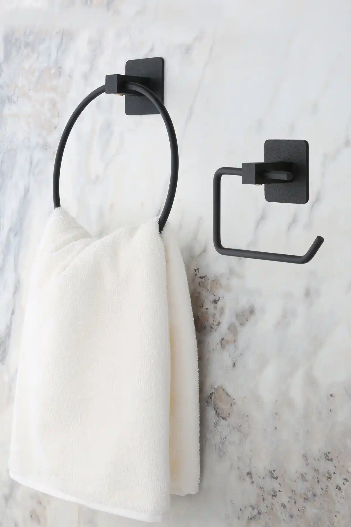 Evina ve KARTEYA Banyo Düzenleyici Ürünleri Karşılaştırması ve Seçim Rehberi