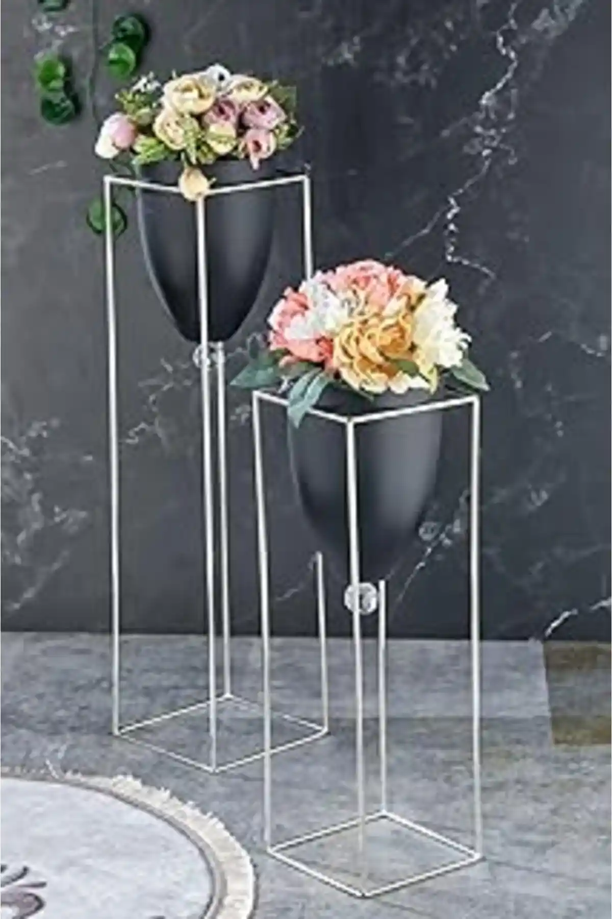 Gri Metal Siyah Dekoratif Ayaklı Saksı 2'li Modern Tasarım ve Dayanıklılık Özellikleri