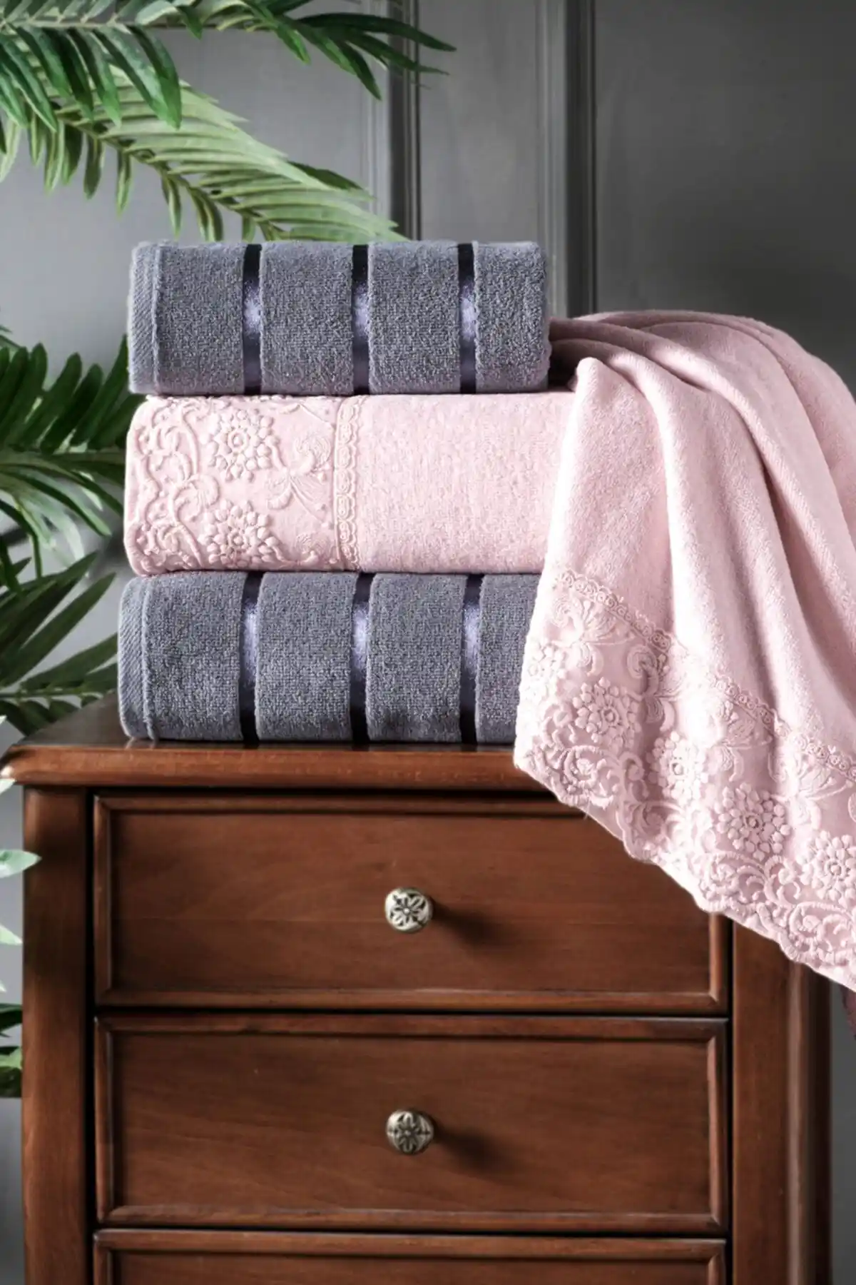 Güvenal Nilüfer ve Louis Marie Banyo Havlusu Setleri Karşılaştırması